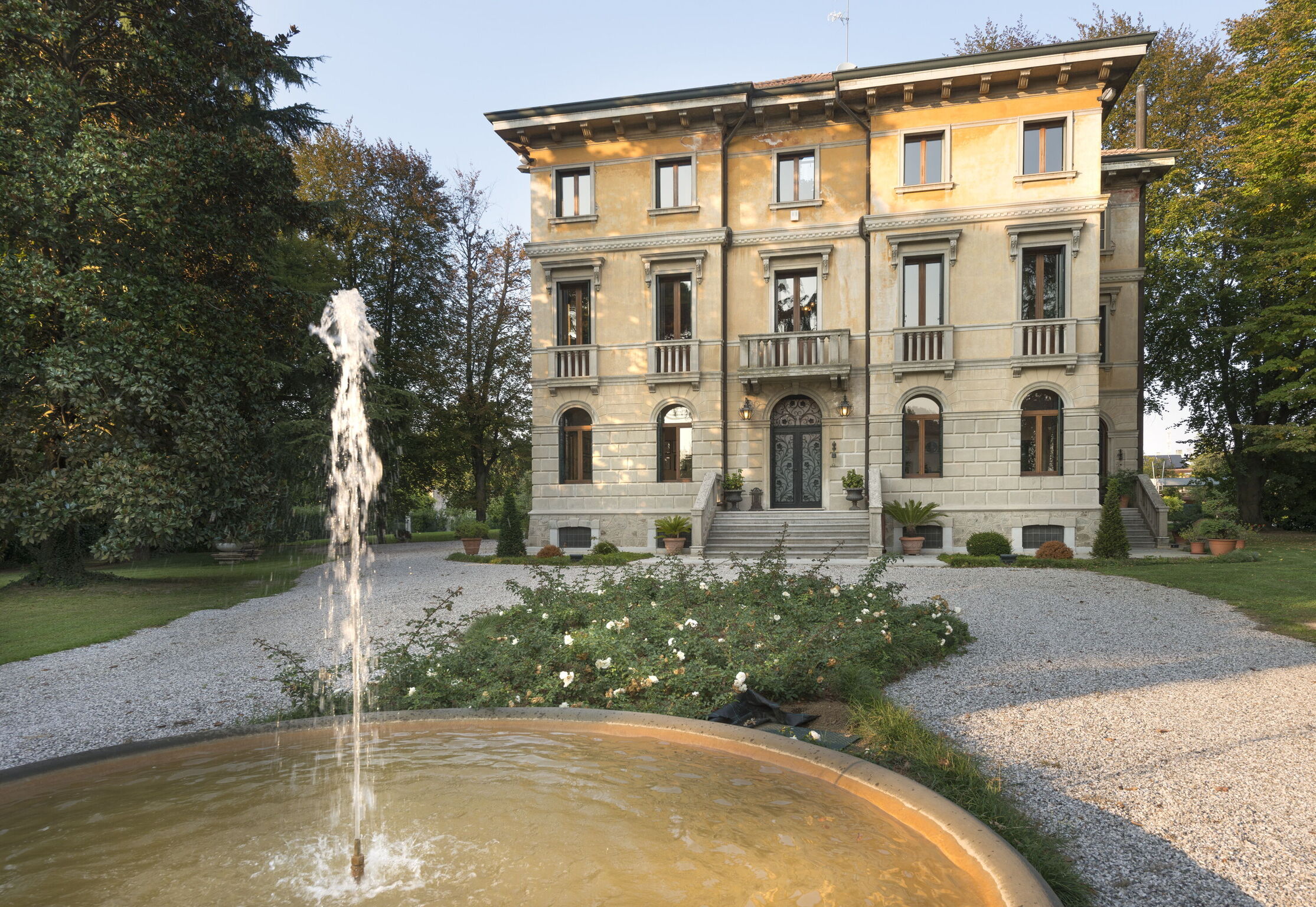 Luxurious Seven Bedroom Villa in Saonara