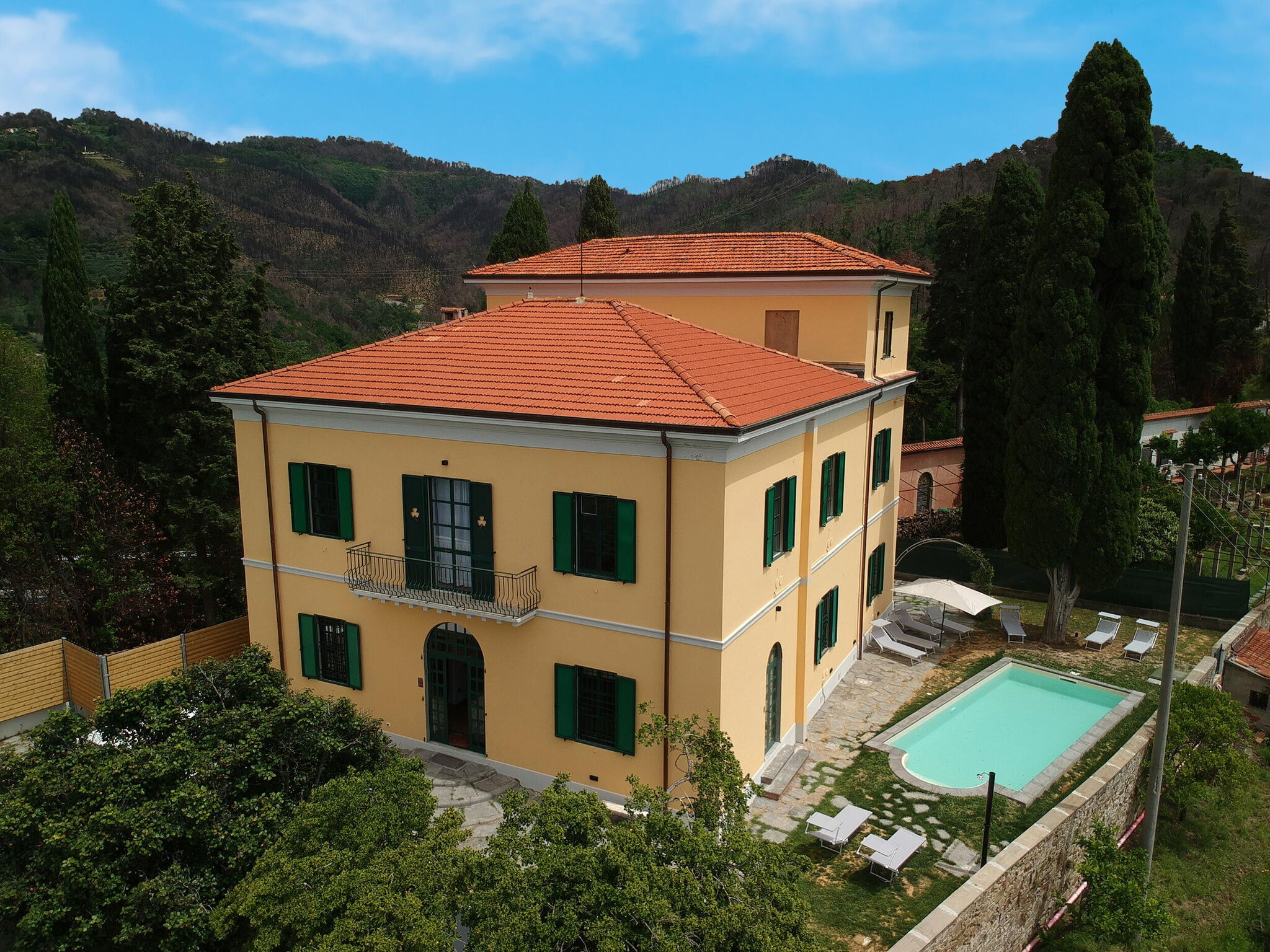 Lakeside Six Bedroom Villa in Tuscany